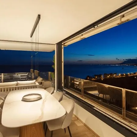 A Stunning Fully Renovated 3-bedroom *