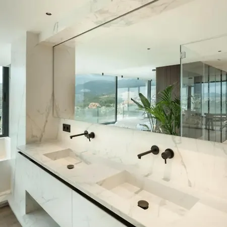 A Stunning Fully Renovated 3-bedroom Apartment *